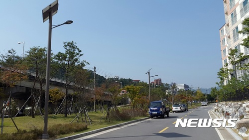 【경주=뉴시스】강진구 기자 = 경북 경주시(시장 최양식)는 ‘2017년 태양광 안심가로등 지원사업’에 선정됐다고 31일 밝혔다.사진은 지난 해 안심가로등 설치 모습.2017.08.31.(사진=경주시 제공) photo@newsis.com