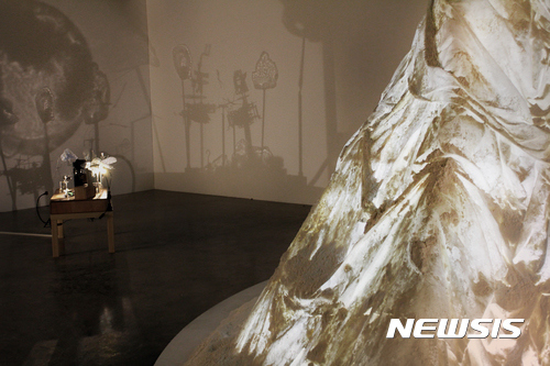 【서울=뉴시스】르 메르디앙 서울 1층 'M컨템포러리' 개관 기념 특별전 중 김수자 작가 방. 