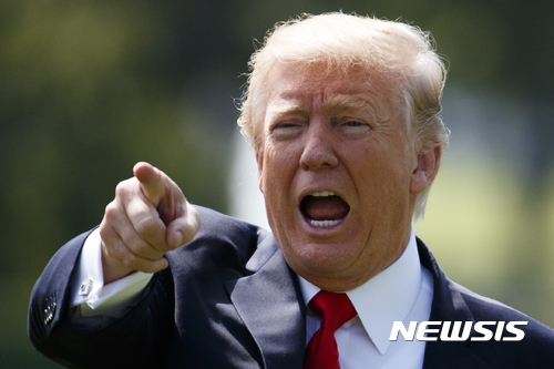 【워싱턴=AP/뉴시스】도널드 트럼프 미 대통령이 30일 백악관 사우스론에서 기자들을 향해 이야기하고 있다. 2017.8.31