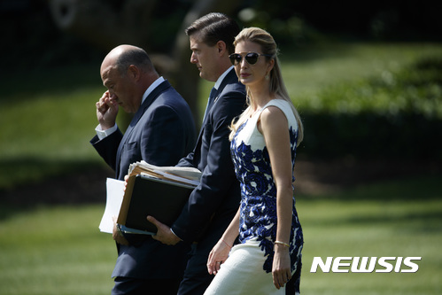【워싱턴=AP/뉴시스】도널드 트럼프 미 대통령의 수석 경제보좌관 게리 콘(왼쪽)이 30일 백악관 사우스론에서미주리주 스프링필드에서의 대통령 연설에 동행하기 위해 대통령의 장녀 이방카(오른쪽)와 함께 대통령 전용 헬기 마린원으로 향하고 있다. 트럼프 대통령은 이날 연설에서 스티븐 므누신 재무장관, 윌버 로스 상무장관과 자신의 장녀인 이방카 등의 이름을 거론하며 세제 개혁을 위한 노고에 치하했으나 정작 세제 개혁을 주도하는 케리 콘 수석 경제보좌관의 이름은 거론하지 않아 대통령이 콘 보좌관을 따돌리고 있는 게 아니냐는 추측을 불렀다. 콘은 최근 백인우월주의자 폭력을 옹호하는 듯한 트럼프 대통령의 발언을 강하게 비판했었다. 2017,8.31