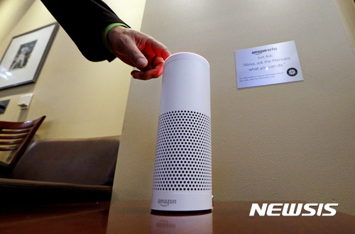 【시애틀=AP/뉴시스】마이크로소프트(MS)와 아마존이 30일(현지시간) 인공지능(AI) 음성보조장치를 연동하는 제휴를 맺으면서 아마존의 AI 알렉사와 MS의 AI 코타나가 만나게 됐다. 한 남성이 지난 5월27일 미국 시애틀에서 열리는 미국 메이저리그에 소속 프로야구팀 시애틀 매리너스의 경기 전 야구장에서 알렉사를 작동시키고 있다. 2017.08.31
