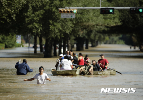  하비 홍수로 익사한 엄마 시신에 매달린 3세 여아 구출돼 