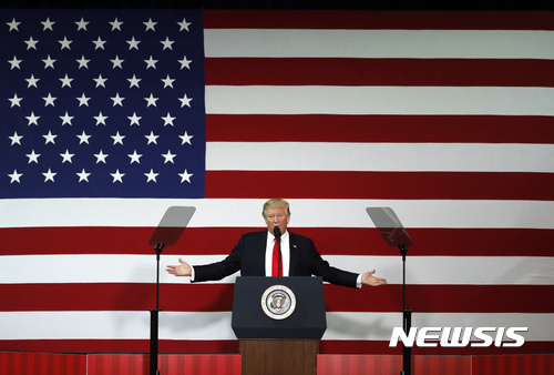 【스프링필드(미 미주리주)=AP/뉴시스】도널드 트럼프 미 대통령이 30일 미주리주 스프링필드에서 미 세제 개혁에 대해 연설하고 있다. 트럼프 대통령은 이날 연설에서 스티븐 므누신 재무장관, 윌버 로스 상무장관과 자신의 장녀인 이방카 등의 이름을 거론하며 세제 개혁을 위한 노고에 치하했으나 정작 세제 개혁을 주도하는 케리 콘 수석 경제보좌관의 이름은 거론하지 않아 대통령이 콘 보좌관을 따돌리고 있는 게 아니냐는 추측을 불렀다. 콘은 최근 백인우월주의자 폭력을 옹호하는 듯한 트럼프 대통령의 발언을 강하게 비판했었다. 2017,8.31
