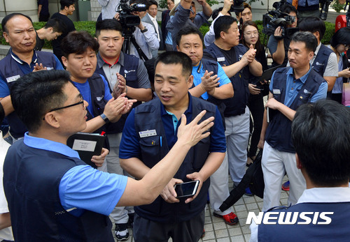 【서울=뉴시스】최동준 기자 = 기아자동차 노동자들이 통상임금 소송 1심에서 일부 승소한 지난 2017년 8월31일 서울 서초구 서울중앙지법 앞에서 전국금속노동조합 기아자동차지부 간부들이 박수치고 있다. 2017.08.31. photocdj@newsis.com