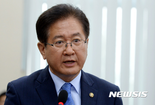 【서울=뉴시스】이영환 기자 = 서주석 국방부 차관이 31일 오전 서울 여의도 국회 국방위원회 회의실에서 열린 전체회의에 참석해 현안보고를 하고 있다. 이날 전체회의에서 국방부 업무보고 및 북한 탄도미사일 발사 관련 현안등이 논의됐다. 2017.08.31.&nbsp; 20hwan@newsis.com 