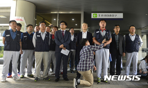 【서울=뉴시스】최동준 기자 = 기아자동차 노동자들이 통상임금 소송 1심에서 일부 승소한 31일 서울 서초구 서울중앙지방법원 앞에서 김성락 전국금속노동조합 기아자동차지부 지부장이 입장을 밝히고 있다. 법원은 노동자 2만7424명이 기아자동차를 상대로 낸 1조926억원의 임금 청구 소송에서 "2011년 사건의 노동자 2만7000여명에게 원금 3126억원과 이자 1097억을 지급하라"며 원고 일부 승소 판결했다. 2017.08.31. photocdj@newsis.com