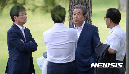 【파주=뉴시스】이영환 기자 = 31일 오후 경기 파주시 홍원연수원에서 열린 바른정당 국회의원 연찬회에 참석한 유승민(왼쪽부터), 정병국 전 대표, 김무성 의원, 주호영 원내대표가 이야기를 나누고 있다. 2017.08.31. 20hwan@newsis.com