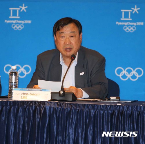 【평창=뉴시스】김경목 기자 = 2018 평창 동계올림픽대회 개막이 162일 남은 31일 오후 이희범 평창 동계올림픽대회 및 동계패럴림픽대회 조직위원회 위원장이 강원 평창군 대관령면 평창 알펜시아 리조트 컨벤션 센터 평창홀에서 열린 기자회견에서 국제올림픽위원회(IOC)와 제9차 조정위원회를 개최한 결과를 발표하고 기자들의 질문에 답변하고 있다. 2018.08.31. photo31@newsis.com