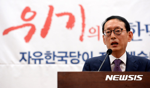 【서울=뉴시스】배훈식 기자 = 31일 오후 서울 여의도 국회 의원회관 제1소회의실에서 열린 자유한국당 의원총회에 참석한 김도읍 예싼결산특별위원회 간사가 회의 보고를 하고 있다. 2017.08.31. dahora83@newsis.com