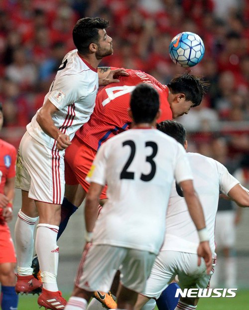 【서울=뉴시스】고범준 기자 = 31일 오후 서울 마포구 서울월드컵경기장에서 열린 '2018 러시아 월드컵 아시아 최종예선 A조 9차전' 대한민국과 이란의 경기, 한국 김민재가 헤딩을 하고 있다. 2017.08.31. bjko@newsis.com