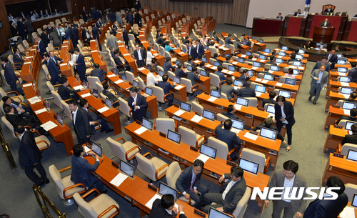 【서울=뉴시스】배훈식 기자 = 31일 오후 서울 여의도 국회 본회의장에서 열린 제353회 임시회 제1차 본회의에 참석한 의원들이 결산안을 제외한 법안 처리를 마친 뒤 회의장을 나서고 있다. 2017.08.31. dahora83@newsis.com