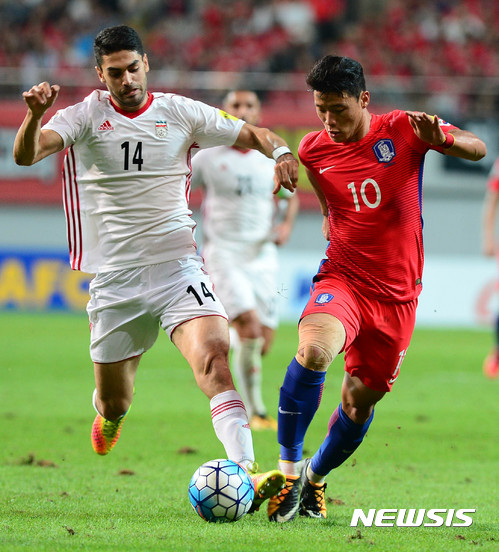 【서울=뉴시스】박주성 기자 = 31일 오후 서울 마포구 서울월드컵경기장에서 열린 '2018 러시아 월드컵 아시아 최종예선 A조 9차전' 대한민국과 이란의 경기, 황희찬이 이란 선수와 볼 다툼을 하고 있다. 2017.08.31. park7691@newsis.com