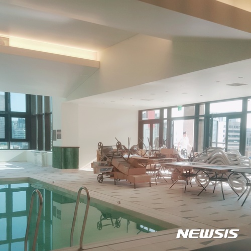【서울=뉴시스】최선윤 기자 = 1일 문을 연 '르 메르디앙 서울' 호텔 내 수영장. 아직 준비가 완료되지 않아 의자가 쌓여있다. csy625@newsis.com