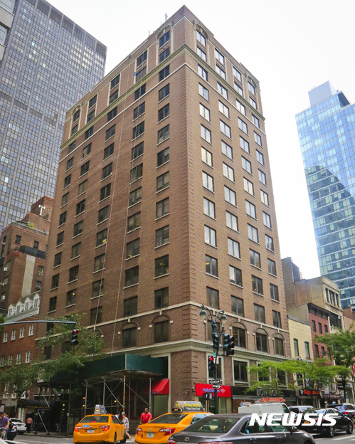 【뉴욕=AP/뉴시스】미국 뉴욕 맨해튼의 러시아 무역대표부가 입주해있는 고층빌딩. 미 국무부는 러시아와 냉전시대 이후 최대의 외교공관 폐쇄전쟁에 돌입, 러시아의 미국대사관 축소명령에 대한 보복으로 이곳과 워싱턴 무역대표부, 샌프란시스코 영사관의 폐쇄를 명령하고 압수수색까지 실시했다. 2017.09.03 