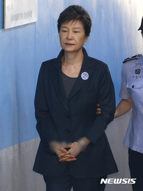 【서울=뉴시스】권현구 기자 = 박근혜 전 대통령이 지난해 9월1일 서울 서초구 서울중앙지법에서 열린 국정농단 재판에 출석하고 있다. 2017.09.01. stoweon@newsis.com
