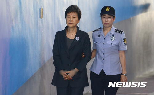 【서울=뉴시스】권현구 기자 = 박근혜 전 대통령이 지난해 9월1일 오전 서울 서초구 서울중앙지방법원에서 열린 '국정농단' 62차 공판에 출석하고 있다. 2017.09.01. stoweon@newsis.com