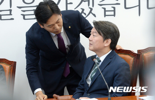 【서울=뉴시스】이영환 기자 = 1일 오전 서울 여의도 국회 국민의당 대표실에서 열린 제3차 최고위원회의에 참석한 안철수(오른쪽) 대표와 손금주 수석대변인이 이야기를 나누고 있다. 2017.09.01.&nbsp; 20hwan@newsis.com 