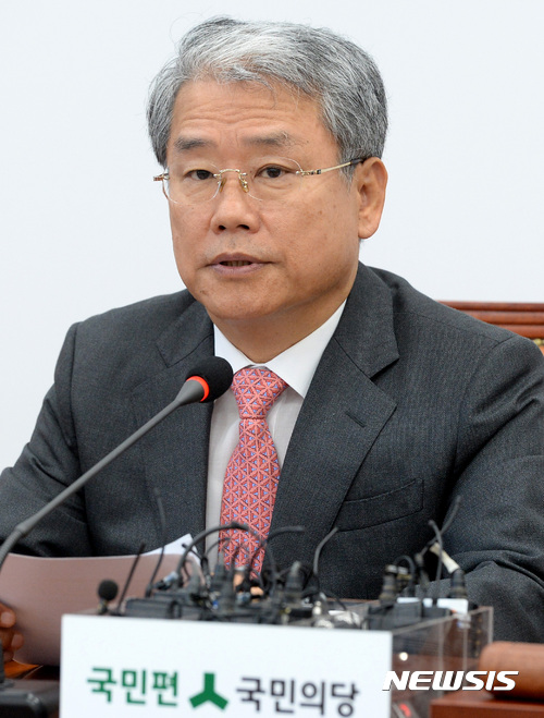【서울=뉴시스】이영환 기자 = 1일 오전 서울 여의도 국회 국민의당 대표실에서 열린 제3차 최고위원회의에 참석한 김동철 원내대표가 발언하고 있다. 2017.09.01.&nbsp; 20hwan@newsis.com