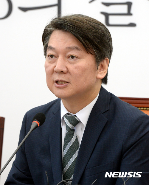 【서울=뉴시스】이영환 기자 = 1일 오전 서울 여의도 국회 국민의당 대표실에서 열린 제3차 최고위원회의에 참석한 안철수 대표가 발언하고 있다. 안철수 대표는 "혁신안을 바탕으로 혁신을 추진해 달라진 모습을 보여주겠다"며 "첫 정기 국회가 열리는데 국민의당은 미래를 열어갈 것"이라고 밝혔다. 2017.09.01.&nbsp; 20hwan@newsis.com