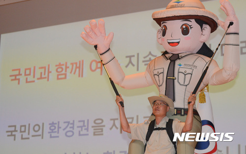 [세종=뉴시스] 지난 2017년 9월1일 오전 정부세종청사 대강당에서 열린 '환경부 비전 선포식'에서 환경부 관계자들이 국민의 환경권을 지키고 책임을 다하는 환경부가 될것을 다짐하고 있다. 환경부는 이날 '국민과 함께 여는 지속가능한 미래'를 비전으로 선포했다. (사진=뉴시스 DB). photo@newsis.com