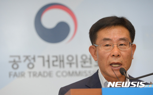 【세종=뉴시스】강종민 기자 = 박재규 공정거래위원회 경쟁정책국장이 지난 1일 오전 정부세종청사에서 자산총액 5조 원 이상인 57개 기업집단을 공시대상기업집단으로 지정했다고 밝히고 있다. 공시대상기업집단 수는 4개 증가했으며 재무현황은 전반적 개선, 매출액은 소폭 감소한 것으로 나타났다. 2017.09.03. ppkjm@newsis.com