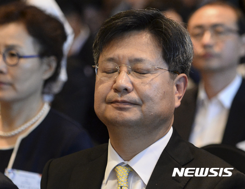 【서울=뉴시스】최진석 기자 = 김장겸 MBC 사장이 1일 오후 서울 영등포구 여의도 63컨벤션센터에서 열린 '방송 진흥 유공자 포상 수여식'에 참석해 생각에 잠겨 있다. 2017.09.01.&nbsp; myjs@newsis.com