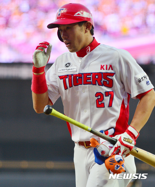 【광주=뉴시스】류형근 기자 = 1일 오후 광주 북구 광주-기아챔피언스필드에서 열린 2017프로야구 KIA 타이거즈 대 두산 베어스의 경기, 1회말 무사에서 KIA 1번타자 이명기가 1점 홈런을 친 뒤 더그아웃으로 들어가고 있다. 2017.09.01. hgryu77@newsis.com