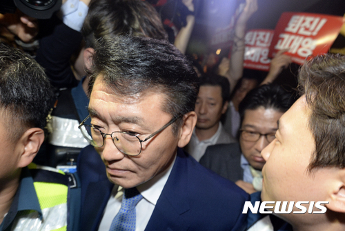 【서울=뉴시스】최진석 기자 = 고대영 KBS 사장이 1일 오후 서울 영등포구 여의도 63컨벤션센터에서 열린 '방송의날 축하연'에 참석차 이동하자 KBS 노조원들이 고 사장 사퇴 촉구를 외치고 있다. 2017.09.01. myjs@newsis.com