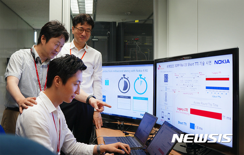 【서울=뉴시스】SK텔레콤은 노키아와 함께 SK텔레콤 분당 기술원에서 세계 최초로 LTE 단말-기지국간 데이터 왕복 지연 시간을 25ms(1000분의 1초)에서 2ms로 단축하는데 성공했다고 3일 밝혔다.(사진=SK텔레콤 제공) photo@newsis.com