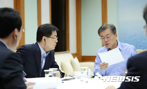 【서울=뉴시스】전진환 기자 = 문재인 대통령이 1일 밤 청와대 관저 소회의실에서 도널드 트럼프 미국 대통령과 통화를 앞두고 정의용 국가안보실장과 논의하고 있다. 2017.09.01. (사진=청와대 제공) photo@newsis.com