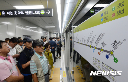 【서울=뉴시스】 서울 강북구 북한산우이역 승강장에서 시민들이 경전철에 탑승하고 있다. 2017.09.02. taehoonlim@newsis.com