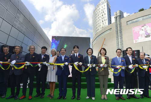【서울=뉴시스】최동준 기자 = 2일 서울 동대문디자인프라자에서 열린 '2017 서울도시건축비엔날레' 개막식에서 박원순(왼쪽 여섯번째) 서울시장, 승효상(왼쪽 세번째) 운영위원장, 배형민(왼쪽 두번째) 총감독을 비롯한 참석자들이 기념 테이프 커팅을 하고 있다. 2017.09.02. photocdj@newsis.com