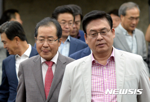 【서울=뉴시스】임태훈 기자 = 홍준표 자유한국당 대표, 정우택 원내대표 등 의원들이 2일 오후 서울 영등포구 여의도 국회에서 열린 김장겸 MBC 사장 체포영장 발부 관련 '방송탄압·언론파괴 저지를 위한 긴급 의원총회에 참석하고 있다. 2017.09.02. taehoonlim@newsis.com