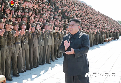 【서울=뉴시스】김정은 위원장이 금수산태양궁전에서 열린 제4차 청년동맹초급단체비서열성자대회에 참석해 참가자들과 기념사진을 찍었다고 조선중앙TV가 2일 보도했다. 2017.09.02. (출처=조선중앙TV 캡쳐)&nbsp; photo@newsis.com