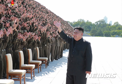 【서울=뉴시스】김정은 위원장이 금수산태양궁전에서 열린 제4차 청년동맹초급단체비서열성자대회에 참석해 참가자들과 기념사진을 찍었다고 조선중앙TV가 2일 보도했다. 2017.09.02. (출처=조선중앙TV 캡쳐)&nbsp; photo@newsis.com