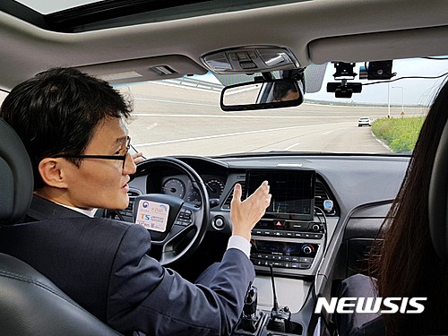 【서울=뉴시스】최희정 기자 = 지난 8월 30일 경기도 화성시 교통안전공단 자동차안전연구원 내 주행시험장에서 자율주행차 시연회가 열렸다. 사진은 민경찬 교통안전공단 연구원이 자율주행차 안에서 기자에게 기술을 설명하고 있는 모습. 2017.09.02. dazzling@newsis.com