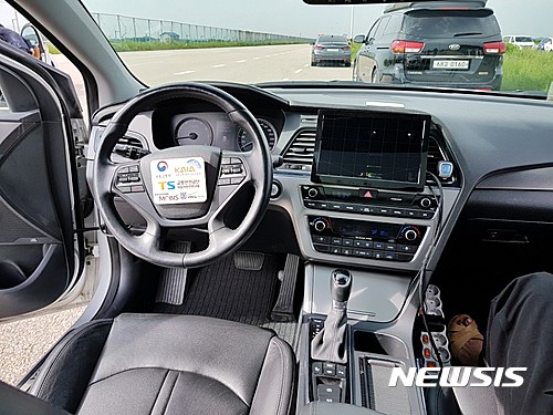 【서울=뉴시스】최희정 기자 = 지난 8월 30일 경기도 화성시 교통안전공단 자동차안전연구원 내 주행시험장에서 자율주행차 시연회가 열렸다. 사진은 자율주행차 시승 전 뒷좌석에 앉아있던 기자가 차 내부를 찍은 모습. 2017.09.02. dazzling@newsis.com