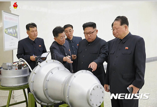 【서울=뉴시스】조선중앙TV는 3일 북한 김정은 노동당 위원장이 핵무기연구소를 방문해 관계자들과 함께 시찰하고 지도하는 모습을 보도했다. 김 위원장 뒤에 세워둔 안내판에 북한의 ICBM급 장거리 탄도미사일로 추정되는 '화성-14형'의 '핵탄두(수소탄)'이라고 적혀있다. 2017.09.03. (사진=조선중앙TV 캡쳐)photo@newsis.com
