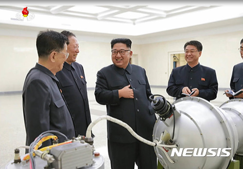 【서울=뉴시스】조선중앙TV는 3일 북한 김정은 노동당 위원장이 핵무기연구소를 방문해 관계자들과 함께 화성-14형'의 '핵탄두(수소탄)을 시찰하고 지도하는 모습을 보도했다. 2017.09.03. (사진=조선중앙TV 캡쳐) photo@newsis.com 