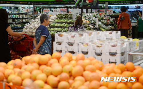 【서울=뉴시스】김진아 기자 = 채소류 등 신선식품 가격이 고공행진하면서 추석물가에도 비상이 걸렸다. 통계청과 한국농수산식품유통공사 자료에 따르면, 지난달 소비자물가는 1년 전보다 2.6% 올랐다. 이는 지난 2012년 4월 이후 5년 4개월 만에 최대 상승 폭입니다. 또, 지난달 신선식품 지수는 18.3% 상승해 2011년 2월 21.6% 오른 이후 6년 6개월 만에 가장 많이 상승했다. 사진은 3일 서울 한 대형마트에서 고객들이 채소 등을 고르고 있다. 2017.09.03. bluesoda@newsis.com