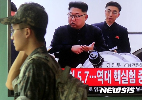 【서울=뉴시스】조성봉 기자 = 3일 오후 서울 용산구 서울역 대합실에서 한 군인이 북한 6차 핵 실험 관련 뉴스화면 앞을 지나가고 있다. 2017.09.03. suncho21@newsis.com