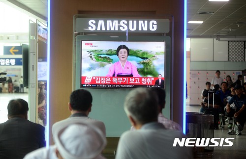【서울=뉴시스】조성봉 기자 =&nbsp; 3일 오후 서울 용산구 서울역 대합실에서 시민들이&nbsp; 북한 6차 핵 실험 관련 조선중앙TV의 중대보도를 시청하고 있다 2017.09.03. suncho21@newsis.com