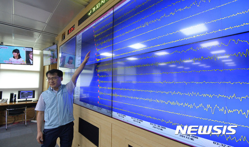 【서울=뉴시스】김선웅 기자 = 북한 함경북도 길주 북북서쪽 40km 지역에서 6차 핵실험으로 추정되는 인공지진이 발생한 3일 오후 서울 동작구 기상청 국가지진화산종합상황실에서 관계자들이 분주히 움직이고 있다. 2017.09.03. mangusta@newsis.com