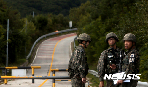 【양구=뉴시스】김경목 기자 = 합동참모본부가 북한 풍계리 일대에서 발생한 규모 5.7의 인공지진이 6차 핵실험으로 추정된다고 발표한 3일 오후 중부전선 강원도 양구군 해안면 현리 육군 검문소에서 장병들이 근무를 서고 있다. 2017.09.03.&nbsp; photo31@newsis.com