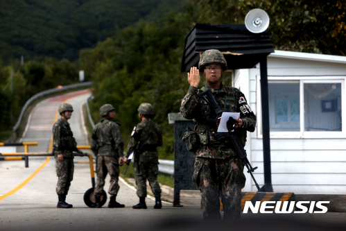 【양구=뉴시스】김경목 기자 = 합동참모본부가 북한 풍계리 일대에서 발생한 규모 5.7의 인공지진이 6차 핵실험으로 추정된다고 발표한 3일 오후 중부전선 강원도 양구군 해안면 현리 육군 검문소에서 장병들이 근무를 서고 있다. 2017.09.03. photo31@newsis.com