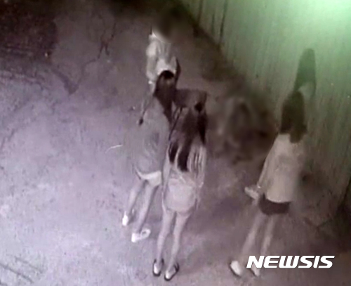 【부산=뉴시스】 하경민 기자 = 부산에서 여중생들이 또래 여학생 피투성이가 되도록 폭행한 사건과 관련, 가해 학생 2명이 2개월 전에도 피해 학생을 폭행한 것으로 드러났다.사진은 지난 1일 부산 사상구의 한 골목에서 또래 여학생을 피투성이가 되도록 폭행하는 모습. 2017.09.04. (사진=CCTV 캡처)yulnetphoto@newsis.com