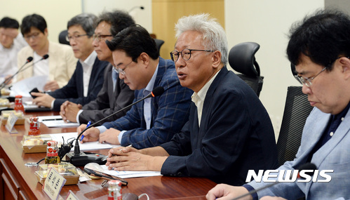 【서울=뉴시스】박영태 기자 = 4일 오전 서울 영등포구 여의도 국회 의원회관 간담회실에서 진행된 류석춘 자유한국당 혁신위원장과 초선의원 간담회에서 류석춘 혁신위원장이 모두발언을 하고 있다. 2017.09.04.since1999@newsis.com