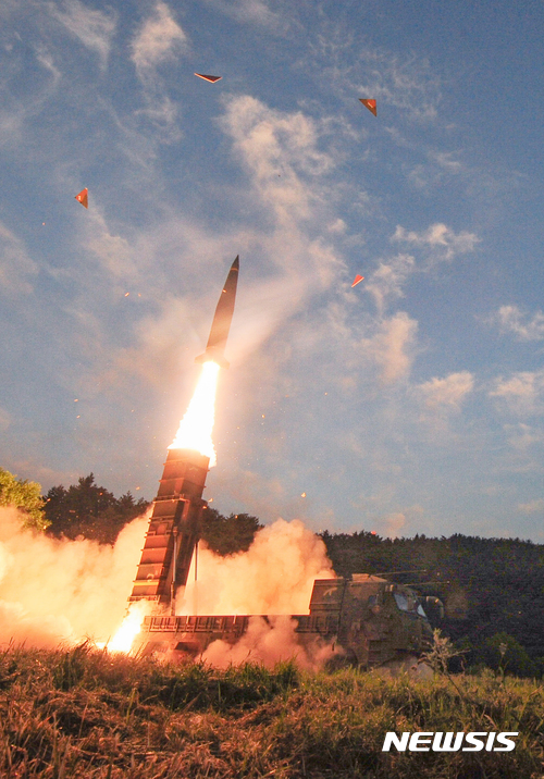 【서울=뉴시스】 합참이 4일 오전 북한 6차 핵실험 도발에 대응해 동해에서 현무2 탄도미사일을 실사격 하고 있다.&nbsp; 합동참모본부에 따르면 이날 사격에는 육군의 지대지탄도미사일인 현무와, 공군의 장거리공대지 미사일을 동해상 목표지점에 사격을 실시, 명중시켰다. 특히, 이번 합동 실사격은 북한 풍계리 핵실험장까지의 거리를 고려해 공해상 목표지점을 향해 실시됐다. 2017.09.04. (사진=국방부 국방홍보원 제공)&nbsp; photo@newsis.com 