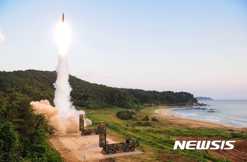 【서울=뉴시스】 합참이 4일 오전 북한 6차 핵실험 도발에 대응해 동해에서 현무2 탄도미사일을 실사격 하고 있다.&nbsp; 합동참모본부에 따르면 이날 사격에는 육군의 지대지탄도미사일인 현무와, 공군의 장거리공대지 미사일을 동해상 목표지점에 사격을 실시, 명중시켰다. 특히, 이번 합동 실사격은 북한 풍계리 핵실험장까지의 거리를 고려해 공해상 목표지점을 향해 실시됐다. 2017.09.04. (사진=국방부 국방홍보원 제공)&nbsp; photo@newsis.com 