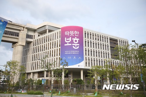 【서울=뉴시스】 4일 세종시 정부세종청사 국가보훈처 건물에 새 정부 보훈정책인 '따뜻한 보훈' 정책브랜드 현수막이 설치 되어 있다. 이번에 개발된 정책브랜드는 '따뜻한 보훈'의 4대전략을 '보훈'의 한글 자음과 모음을 형상화하여 국민들이 쉽게 이해하고 활용할 수 있도록 디자인 되었다. 2017.09.04. (사진=국가보훈처 제공) photo@newsis.com